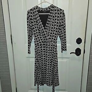 Liz claiborne women's dress. Size large Black and white colors, ties in the back